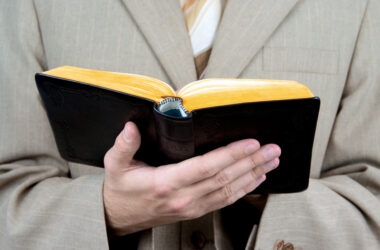 Zeuge Jehovas mit Bibel in der Hand