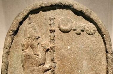 König Nabonid auf einer Steintafel
