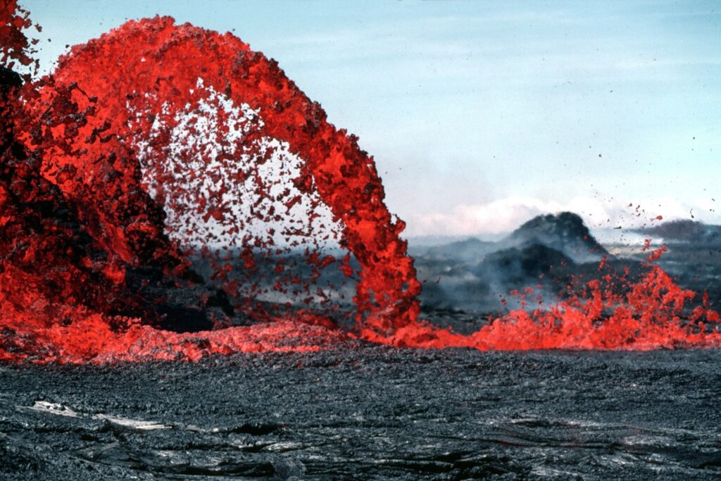 Ein ausbrechender Vulkan